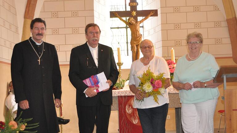 Ein herzliches Willkommen entboten Hannelore Raab (von links) und Elisabeth Hornung vom Oberlauringer Friedrich-Rückert-Arbeitskreis dem neuen Pfarrer Max Ulrich Keßler. Mit im Bild Dekan Jürgen Blechschmidt (links).&nbsp;