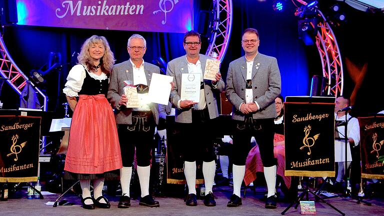 Feierstunde für die neuen Ehrenmitglieder der Sandberger Musikanten von links 1. Vorsitzende Alexandra Hourle, Stefan Söder, Gerhard Friedel, 2. Vorsitzender Fabian Friedel.