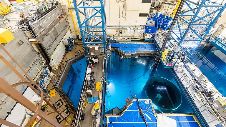 Blick ins Innere des im Rückbau befindlichen Kernkraftwerks Grafenrheinfeld. Das Wasserbecken wurde inzwischen entleert, als nächstes soll der Reaktordruckbehälter ausgebaut werden.