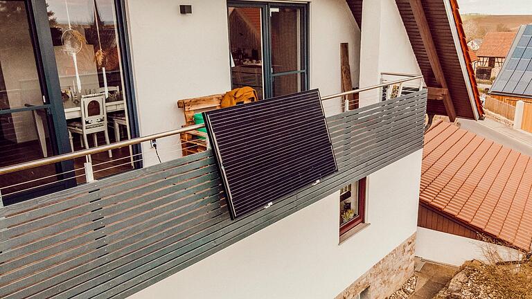 Main-SteckerSolar       -  Mini-PV-Anlagen, sogenannte Balkonkraftwerke, unterstützen den Umstieg zu erneuerbaren Energien.