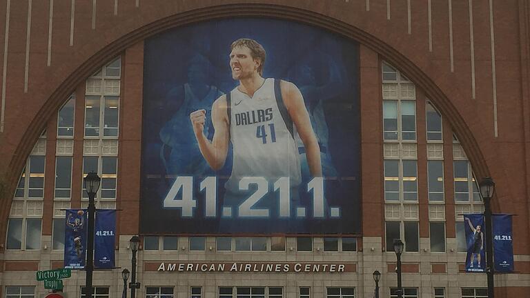 Dirk Nowitzki überlebensgroß über dem Haupteingang der Spielstätte in Dallas. Dirk Nowitzki überlebensgroß über dem Haupteingang der Spielstätte in Dallas.