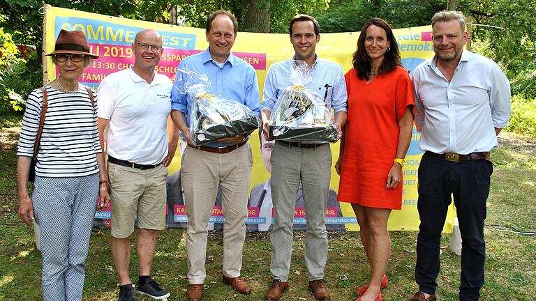 Mit Präsenten aus der Region wurden beim FDP-Sommerfest die besonderen Gäste bedacht, auf dem Bild (von liks) Adelheid Zimmermann, stellvertretende Bezirkstagspräsidentin aus Bad Brückenau, Norbert Sauer, Vorsitzender des FDP-Kreisverbands Schweinfurt,  Alexander Graf Lambsdorff, MdB, Martin Hagen, MdL, Katrin Hiernickel Vorsitzende des FDP-Kreisverbands Haßberge und Karl Graf Stauffenberg.