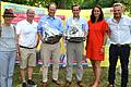 Mit Präsenten aus der Region wurden beim FDP-Sommerfest die besonderen Gäste bedacht, auf dem Bild (von liks) Adelheid Zimmermann, stellvertretende Bezirkstagspräsidentin aus Bad Brückenau, Norbert Sauer, Vorsitzender des FDP-Kreisverbands Schweinfurt,  Alexander Graf Lambsdorff, MdB, Martin Hagen, MdL, Katrin Hiernickel Vorsitzende des FDP-Kreisverbands Haßberge und Karl Graf Stauffenberg.