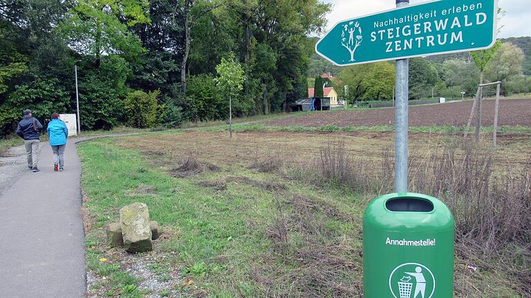 Flotte Sprüche, wie sie auf Mülleimern in Hamburg zu finden sind, sollen dazu animieren, die der Marktgemeinde von der Firma Hans Kaim GmbH zum 50-jährigen Bestehen spendierten fünf neuen Abfallkörbe im Umfeld des Steigerwald-Zentrums in Handthal ebenso rege zu nutzen wie die 13 Stück, die bereits 2009 zur 40-Jahrfeier auf Kosten der Firma an den Radwegen aufgestellt worden sind.