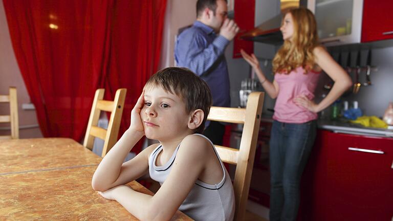 Wir sollen alle daheim bleiben. Das führt allerdings schnell zu Spannungen und Streit in den Familien.