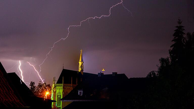 Die Ritterkapelle in Haßfurt lässt sich durch die verschiedensten Lichtverhältnisse eindrucksvoll in Szene setzen, wie hier bei einem Gewitter im Juli 2015. In der Nacht von Montag auf Dienstag wird das Gotteshaus in feuerrotem Lichtschein erstrahlen.