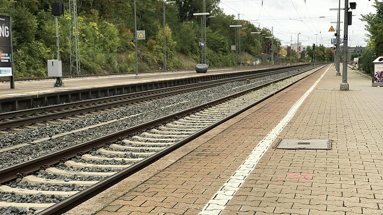 Der barrierefreie Bahnsteig ist eines der Wunschprojekte für den Kitzinger Bahnhof. Der Ausbau liegt im Aufgabenbereich der Bahn.