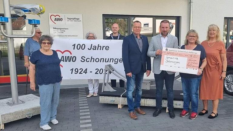 Das Foto zeigt (vorne, von links) AWO-Vorstandsmitglied Brigitte Werner, Zweiten Bürgermeister und AWO-Revisor Jürgen Geist, Bürgermeister Stefan Rottmann, AWO-Vorsitzende Thea Kupfer und AWO-Kassierein Inge Schuhmann sowie (hinten, von links) stellvertrenden Vorsitzenden Helmut Endres, Pflegedienstleitung der Tagspflege Petra Adrian und Bauhofleiter Philpp Nees. Das Foto zeigt (vorne, von links) AWO-Vorstandsmitglied Brigitte Werner, Zweiten Bürgermeister und AWO-Revisor Jürgen Geist, Bürgermeister Stefan Rottmann, AWO-Vorsitzende Thea Kupfer und AWO-Kassierein Inge Schuhmann sowie (hinten, von links) stellvertrenden Vorsitzenden Helmut Endres, Pflegedienstleitung der Tagspflege Petra Adrian und Bauhofleiter Philpp Nees.