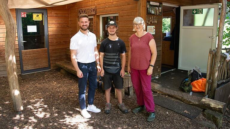Im 'Waldkindergarten Arnstein – Wurzelzwerge' (von links): Reinhold Großmann, Pädagogischer Leiter für den Bundesfreiwilligendienst beim Diözesan-Caritasverband Würzburg, Bufdi Robin Krückel und Kindergartenleiterin Dagmar Reinhart. Im 'Waldkindergarten Arnstein – Wurzelzwerge' (von links): Reinhold Großmann, Pädagogischer Leiter für den Bundesfreiwilligendienst beim Diözesan-Caritasverband Würzburg, Bufdi Robin Krückel und Kindergartenleiterin Dagmar Reinhart.