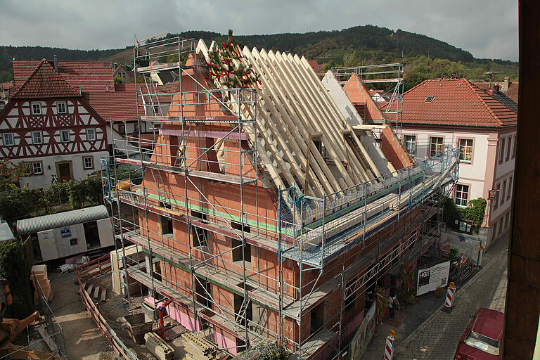 Den Dachstuhl noch gar nicht komplett aufgerichtet, nahm Erlabrunns Bevölkerung den neuen Bürgerhof beim Richtfest schon einmal in Besitz.  Foto: Herbert Ehehalt