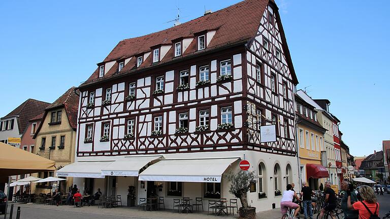 Das Hotel Tuchhaus am Marktplatz (ehemals Behringer) erstrahlt nach monatelangem Umbau in neuem Glanz. An Pfingsten konnte Inhaber Philip Aczél die ersten Hotelgäste begrüßen. Das Hotel Tuchhaus am Marktplatz (ehemals Behringer) erstrahlt nach monatelangem Umbau in neuem Glanz. An Pfingsten konnte Inhaber Philip Aczél die ersten Hotelgäste begrüßen.
