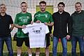 Dem Fußball-Bayernligisten TSV Abtswind schließen sich zur Winterpause zwei Spieler an: (von links) Trainer Claudiu Bozesan, Artan Selmani und Max Hillenbrand, Sportleiter Thorsten Götzelmann und Patrick Gnebner, Trainer der zweiten Mannschaft.