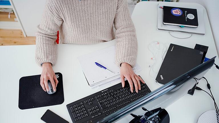 Computer-Arbeitsplatz       -  Fast Dreiviertel der Deutschen würden die Möglichkeit einer Vier-Tage-Woche an ihrem Arbeitsplatz begrüßen, ergab eine Studie im Jahr 2022.