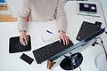 Computer-Arbeitsplatz       -  Fast Dreiviertel der Deutschen würden die Möglichkeit einer Vier-Tage-Woche an ihrem Arbeitsplatz begrüßen, ergab eine Studie im Jahr 2022.