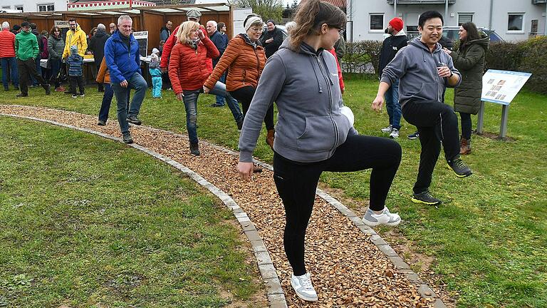 Auf dem Finnenweg mit Sportgeräten am Spielplatz in Burglauer können Groß und Klein kostenlos Bewegung in der Natur erleben.