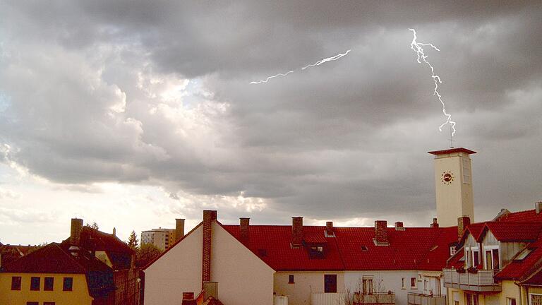 Ein Blitz trifft den Kirchturm von St. Kilian in Schweinfurt.