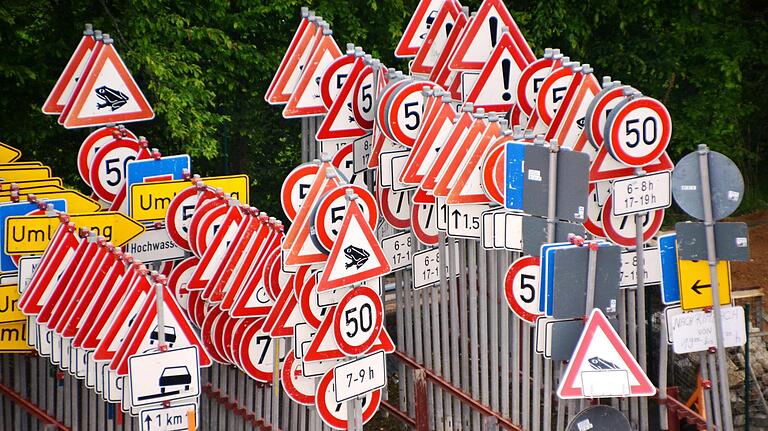 Über 1000 Verkehrszeichen gibt es in der Bundesrepublik. Bewegliche Hinweisschilder haben die Bauhöfe oft auf Lager. Über 1000 Verkehrszeichen gibt es in der Bundesrepublik. Bewegliche Hinweisschilder haben die Bauhöfe oft auf Lager. 