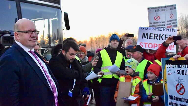 Hoffnung auf die Entlastung des Netzverknüpfungspunktes Bergrheinfeld beim Ausbau des Stromnetzes hatte Bundeswirtschaftsminister Peter Altmaier den Bürgern im Landkreis Schweinfurt gemacht. Die Netzentwicklungsplanung 2035 lässt nun aber das Gegenteil befürchten, weshalb Landrat Florian Töpper den Minister in einem Brandbrief die Einhaltung der Vereinbarungen fordert.