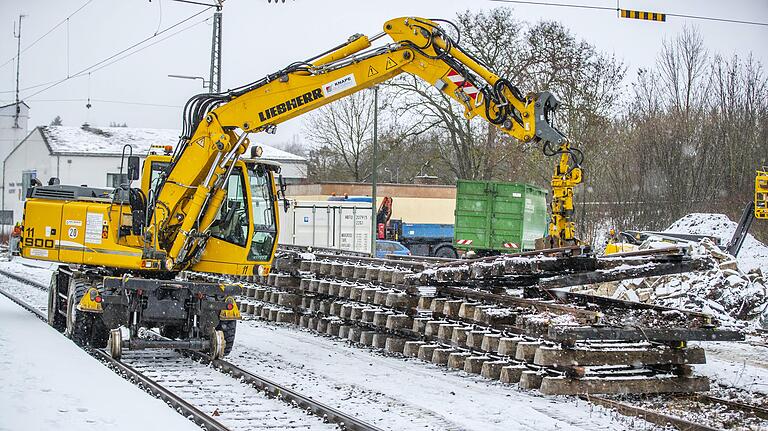 Um Gleis 3 weiter nach Norden versetzen zu können, muss zunächst Gleis 4 abgebaut werden. Dessen Überreste werden hier abgeladen. Um Gleis 3 weiter nach Norden versetzen zu können, muss zunächst Gleis 4 abgebaut werden. Dessen Überreste werden hier abgeladen.