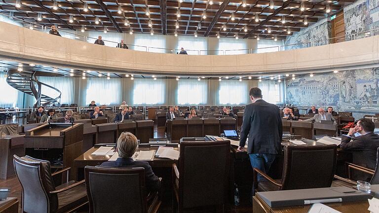 Blick in die Stadtratsitzung im Ratssaal im Würzburger Rathaus. Ab Inzidenz 100 dürfen nur noch maximal 40 Personen an der Sitzung teilnehmen. Blick in die Stadtratsitzung im Ratssaal im Würzburger Rathaus. Ab Inzidenz 100 dürfen nur noch maximal 40 Personen an der Sitzung teilnehmen.