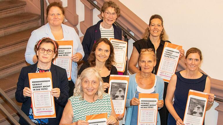 Gemeinsame Aktion gegen Gewalt an Frauen (hintere Reihe von links): Antje Sinn (Wildwasser Würzburg e.V.), Edith Werner (Katholischer Deutscher Frauenbund Bistum Würzburg), Daniela Autering (Gleichstellungsstelle Stadt Würzburg),&nbsp; vordere Reihe (von links): Freya Altenhöner (Arbeitsgemeinschaft Würzburger Frauen und Frauenorganisationen), Petra Müller-März (Gleichstellungsbeauftragte Stadt Würzburg), Miriam Tarolli (SkF Frauenhaus), Brita Richl (AWO Frauenhaus) und Bürgermeisterin Judith Roth-Jörg Stadt Würzburg.