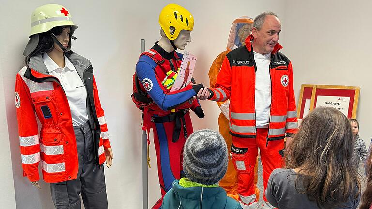 Notfallsanitäter Stephan Schneider gibt Einblick in die Berufsbilder des Rettungsdienstes. Notfallsanitäter Stephan Schneider gibt Einblick in die Berufsbilder des Rettungsdienstes.