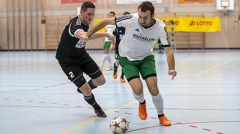 Im Halbfinale glücklicher Sieger im Sechsmeterschießen: Simon Müller (weiß) mit dem SV-DJK Oberschwarzach-Wiebelsberg. Am Ende Turnier-Dritter: Maximilian Kindlein und der SV Burgwallbach.