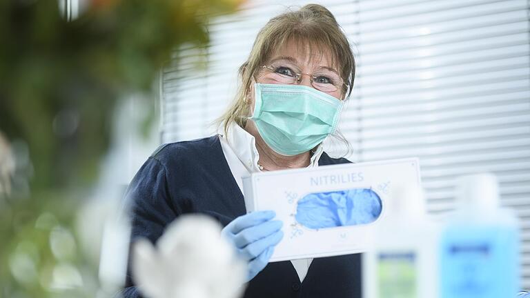 Wie lange wird der Vorrat an Schutzkleidung noch reichen? Diese Frage stellt sich Jolanta Uschok täglich. Sie ist die Leiterin des ambulanten Pflegedienstes 'Sr. Jolanta' und hofft auf weitere Lieferungen. Wie lange wird der Vorrat an Schutzkleidung noch reichen? Diese Frage stellt sich Jolanta Uschok täglich. Sie ist die Leiterin des ambulanten Pflegedienstes 'Sr. Jolanta' und hofft auf weitere Lieferungen.