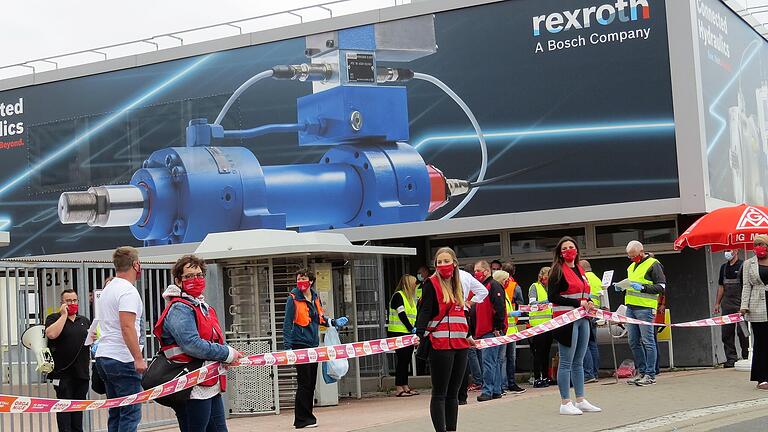 Eine Menschenkette gegen Personalabbau bildeten rund 700 Beschäftigte von Bosch Rexroth am Donnerstag in Lohr. Sie protestierten damit gegen die Ankündigung des Unternehmens, Stellen zu streichen und ins Ausland zu verlagern.