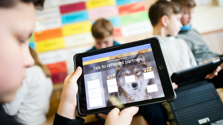 An Bayerns Schulen gibt es viel mehr digitale Endgeräte, als noch vor einem Jahr. Probleme machen aber vor allem die Wartung sowie die zur Verfügung stehende Software. An Bayerns Schulen gibt es viel mehr digitale Endgeräte, als noch vor einem Jahr. Probleme machen aber vor allem die Wartung sowie die zur Verfügung stehende Software. 