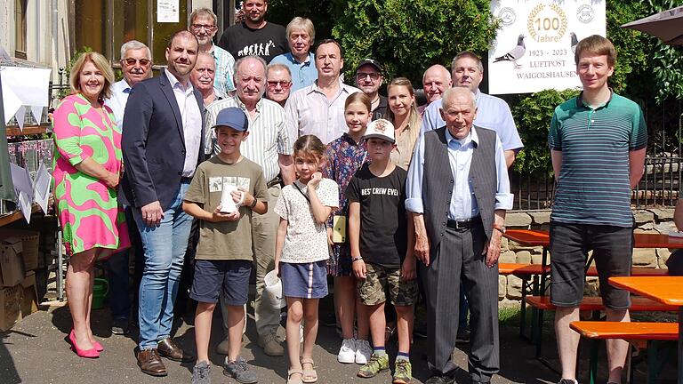 Beim 100-jährigen Gründungsfest des Brieftaubenzüchtervereins Luftpost Waigolshausen gab es Ehrungen und Grußworte der Ehrengäste wie Bürgermeister Christian Zeißner (Dritter von links). Seit 14 Jahren ist Edgar Keller (Mitte) Vorsitzender des Jubiläumsvereins und seit 26 Jahren Vorsitzender der Reisevereinigung Waigolshausen, die aus den Brieftaubensportvereinen in Waigolshausen, Theilheim und Stettbach besteht. Beim 100-jährigen Gründungsfest des Brieftaubenzüchtervereins Luftpost Waigolshausen gab es Ehrungen und Grußworte der Ehrengäste wie Bürgermeister Christian Zeißner (Dritter von links). Seit 14 Jahren ist Edgar Keller (Mitte) Vorsitzender des Jubiläumsvereins und seit 26 Jahren Vorsitzender der Reisevereinigung Waigolshausen, die aus den Brieftaubensportvereinen in Waigolshausen, Theilheim und Stettbach besteht.