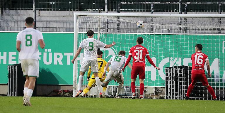 Das dritte Gegentor: Sebastian Müller erzielt das 3:1 für die SpVgg Greuther Fürth II.