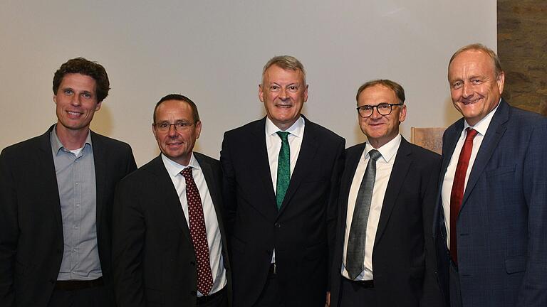 Fred Zeller (Mitte) nimmt Abschied vom Verband Süddeutscher Zuckerrübenanbauer. Im Bild (von links) sein Nachfolger Paul-Martin Pfeuffer, VSZ-Vorsitzender Stefan Streng, SZVG-Vorsitzender Helmut Friedl und der Präsident des Deutschen Bauernverband, Joachim Rukwied.