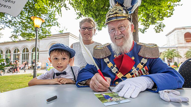 Peter Krug bei seinem letzten Rakoczy-Fest als Prinzregent Luitpold. Bei der Autogrammstunde mit dabei: seine Enkelkinder Paul und Karlotta.