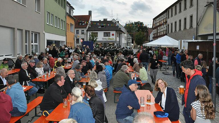 Der Bieranstich erfolgte wieder in der Hauptstraße.