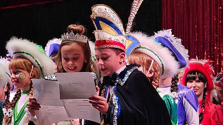 Licht an für ein erfrischend eloquent-freches Kinderprinzenpaar: Elias I. und Lucja I. aus Dachdorf. Licht an für ein erfrischend eloquent-freches Kinderprinzenpaar: Elias I. und Lucja I. aus Dachdorf.