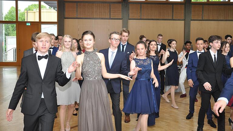 Mit Abendkleid und Anzug: Schick gekleidet begaben sich die Neuntklässer auf die Tanzfläche der Stadthalle.&nbsp;