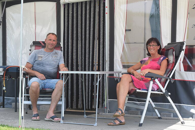 Vom Glück, am Main Dauerurlauber zu sein       -  Frank und Anja Hornung beim Dauercampen in Volkach.