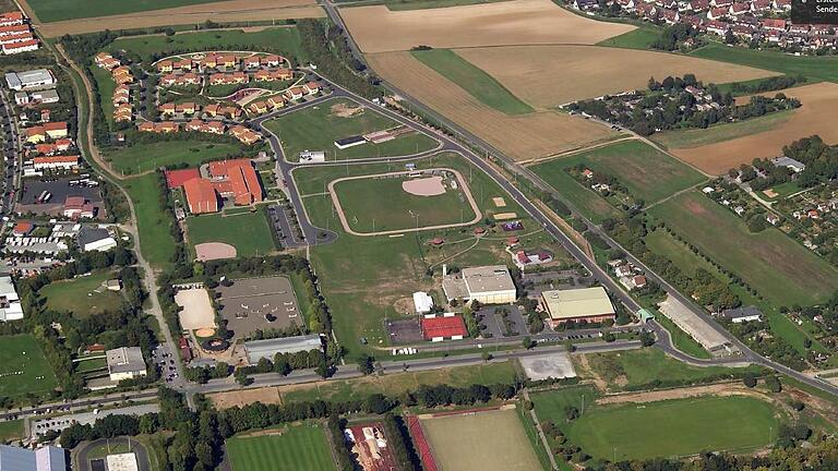 Wohnraum für bis zu 700 Menschen soll im Kessler Field bis 2026 entstehen. Auf dem Luftbild aus dem Jahr 2017 ist oben links Yorktown zu sehen, auf dem Baseballfeld bis zur Turnhalle und der ehemaligen Bowlinghalle am unteren Bildrand rechts entsteht die Wohnbebauung.