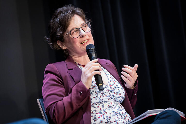 Freya Altenhöner bei einer Podiumsdiskussion der KAB mit Direktkandidaten für die Bundestagswahl&nbsp; im Matthias-Ehrenfried-Haus in Würzburg Anfang Juli.