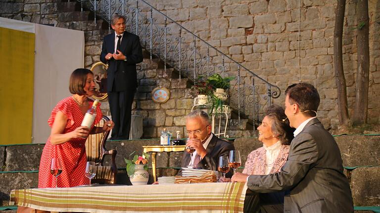 Aufführung der Theatergruppe Spectaculum von „Ein Käfig voller Narren“ von Jean Poiret auf der  Freilichtbühne von Schloss Saaleck.       -  Aufführung der Theatergruppe Spectaculum von „Ein Käfig voller Narren“ von Jean Poiret auf der  Freilichtbühne von Schloss Saaleck.