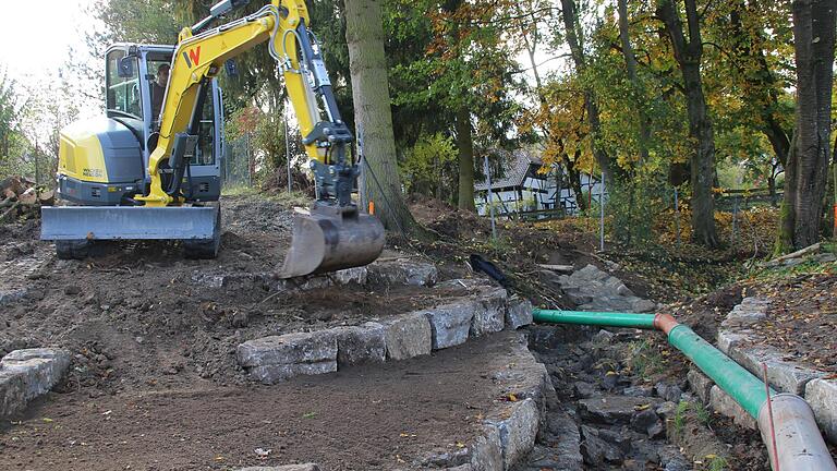 ie Arbeiten an der Bachrenaturierung sind schon weit gediehen. Die Rohre waren zu einem Drittel verkalkt. Sie wurden entnommen, das Wasser fließt jetzt frei. Unterlieger sollen damit geschützt werden.       -  ie Arbeiten an der Bachrenaturierung sind schon weit gediehen. Die Rohre waren zu einem Drittel verkalkt. Sie wurden entnommen, das Wasser fließt jetzt frei. Unterlieger sollen damit geschützt werden.