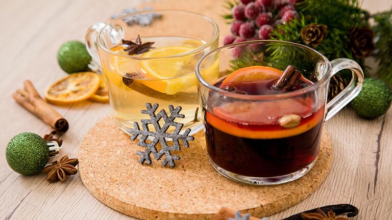 Früchtepunsch       -  Für einen Früchtepunsch eignen sich Apfel-, Hagebutten- oder Rooibos-Tee. Für mehr Aroma sorgen Orangenscheiben, ein Schuss Limettensaft, Zimtstangen, Nelken, Anis oder Ingwer.