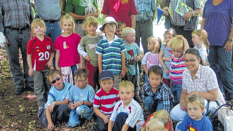 Unvergesslicher Abschied: Die Kinder hatten sich für Waldarbeiter Hermann Leimeister (hinten, Zweiter von rechts) eine Menge ausgedacht. Mit dabei waren Bürgermeister Norbert Endres und Geschäftsleiterin Silke Zapf.