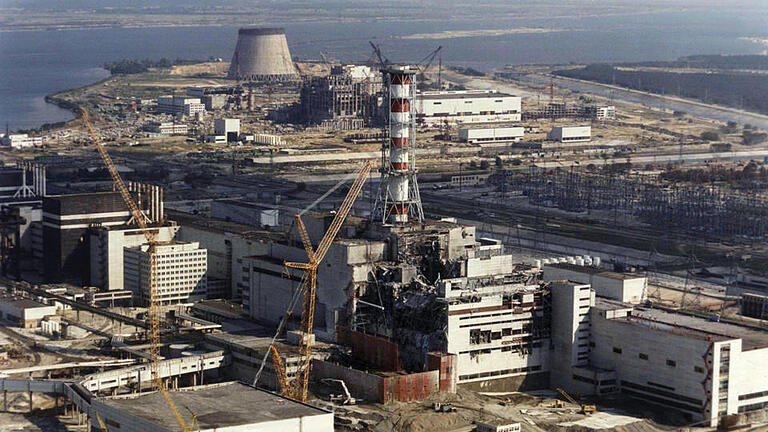 Tschernobyl-Katastrophe vor 30 Jahren       -  ARCHIV - Reparaturarbeiten am explodierten ukrainischen Atomkraftwerk Tschernobyl (Aufnahme vom 1. Oktober 1986). Am 26. April 1986 explodierte im Kernkraftwerk Tschernobyl in der damaligen Sowjetunion ein Reaktor. Foto: epa/tass (zu dpa Themenpaket am 25.04.2016) +++(c) dpa - Bildfunk+++