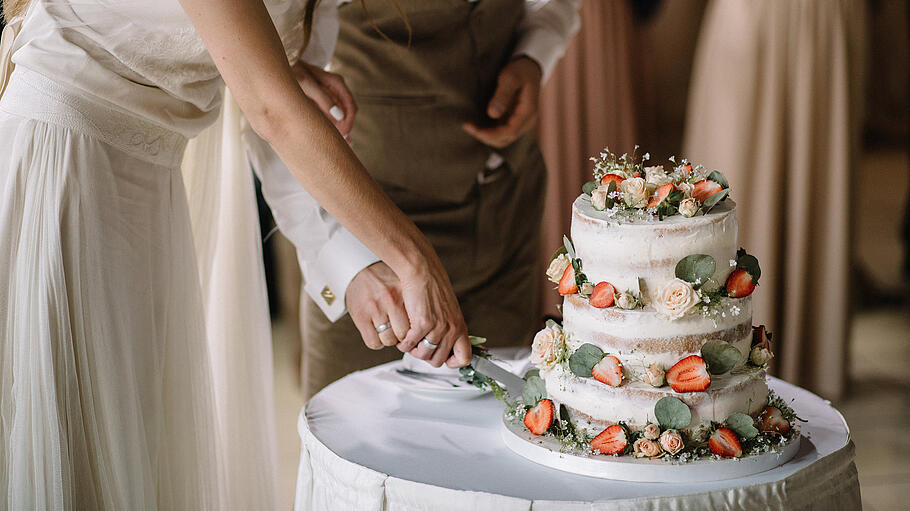 Hochzeitstorte       -  Sichern Sie sich nach dem Anschneiden ein Stück Ihrer Hochzeitstorte.