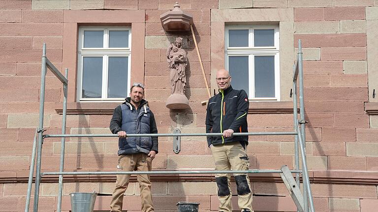 Stolz auf ihr Werk sind Bauherr Manuel Vetter (rechts) und Johannes Faber (links). Mit der Nachbildung der aus dem 18. Jahrhundert stammenden Madonnenfigur an der Hauswand am Gebäude Simonsgasse 2 haben sie ein Stück Gössenheimer Ortsgeschichte bewahrt. Stolz auf ihr Werk sind Bauherr Manuel Vetter (rechts) und Johannes Faber (links). Mit der Nachbildung der aus dem 18. Jahrhundert stammenden Madonnenfigur an der Hauswand am Gebäude Simonsgasse 2 haben sie ein Stück Gössenheimer Ortsgeschichte bewahrt.