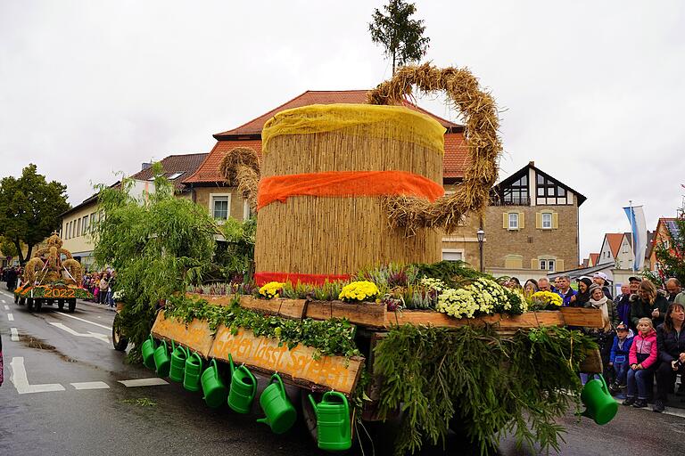 Mit einer überdimensionierten Gießkanne begeisterte dieser Festwagen beim Erntedankumzug in Grafenrheinfeld.