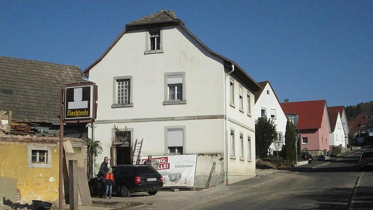 De fakto hat der Umbau der Straße „Am Kohlenberg“ mit dem Abriss des Anwesens Nr. 5 bereits begonnen. Hier entstehen Grün- und Parkflächen sowie eine Elektro-Ladestation.       -  De fakto hat der Umbau der Straße „Am Kohlenberg“ mit dem Abriss des Anwesens Nr. 5 bereits begonnen. Hier entstehen Grün- und Parkflächen sowie eine Elektro-Ladestation.