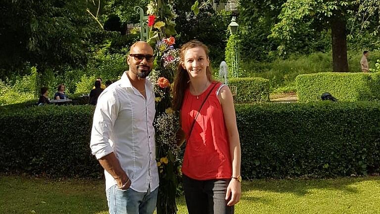 Schwedens größtes Fest ist Midsommar. Hier steht Angela Hoyer zusammen mit ihrem Freund unter einem geschmückten Midsommar-Baum. Schwedens größtes Fest ist Midsommar. Hier steht Angela Hoyer zusammen mit ihrem Freund unter einem geschmückten Midsommar-Baum.